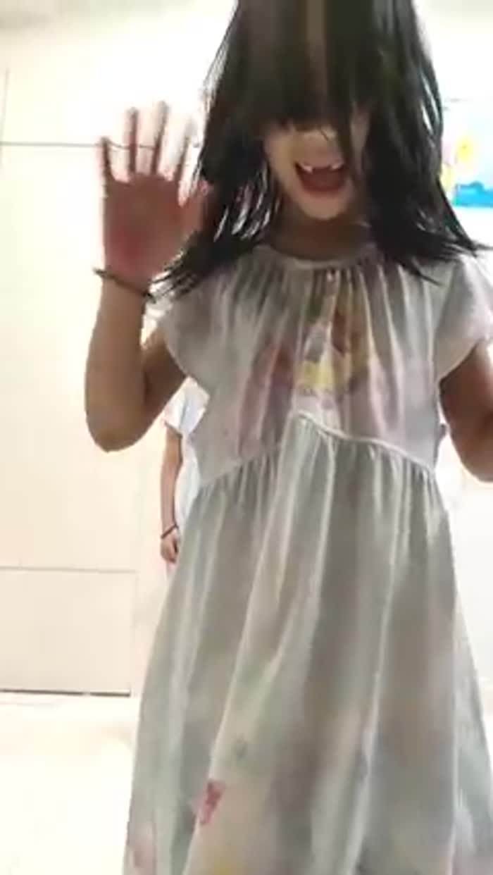 睡前姊妹穿著阿嬤寄來的新睡衣嗨到舞髮自拔