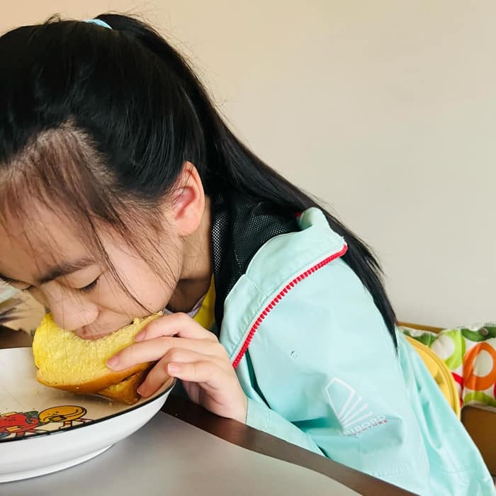 早上妹妹在吃早餐時，發現她外套上有個小污漬