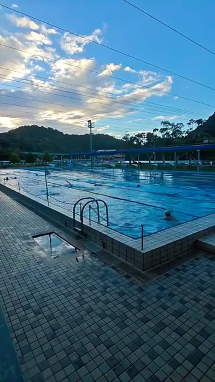 今天第一次挑戰跟老公去晨泳