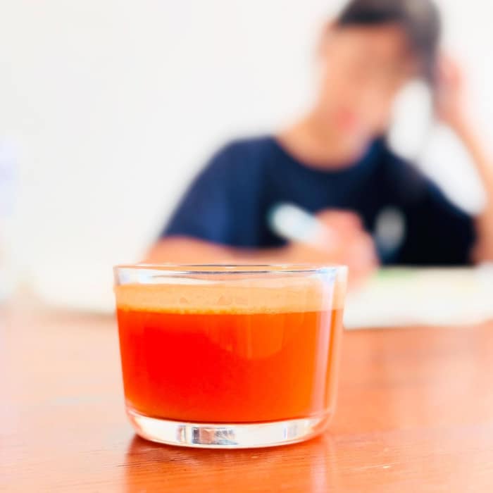 榨了一杯超完美的胡蘿蔔蘋果汁